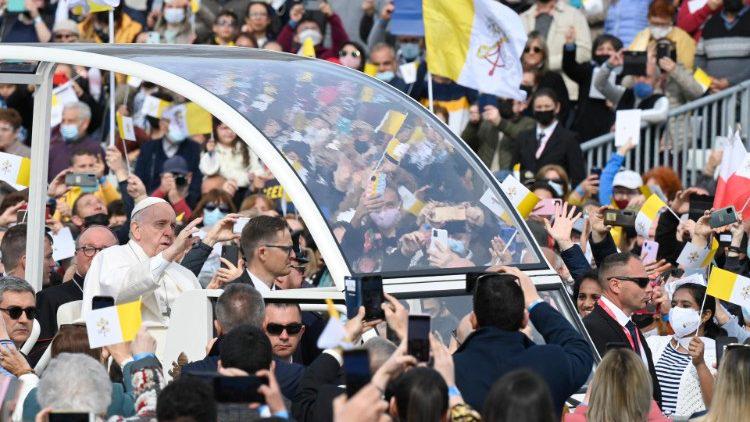 Paus Franciscus bij zijn aankomst op het plein in Floriana, een voorstad van Valetta, voor de zondagsviering © VaticanNews