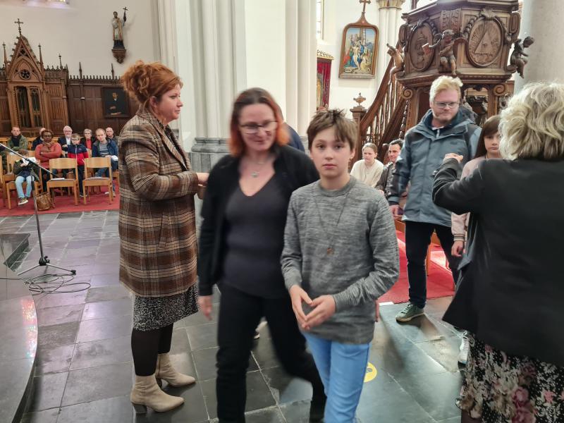 gezinsviering maart 2022: kruisjesoplegging vormelingen © Parochie Heilige Helena