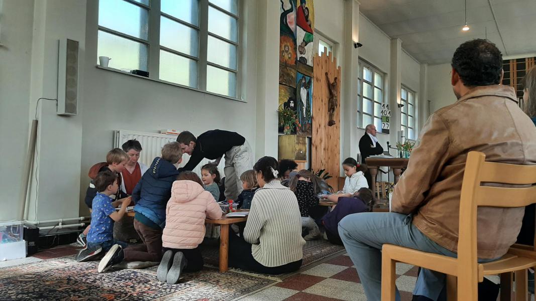 Kinderen rond de tafel  