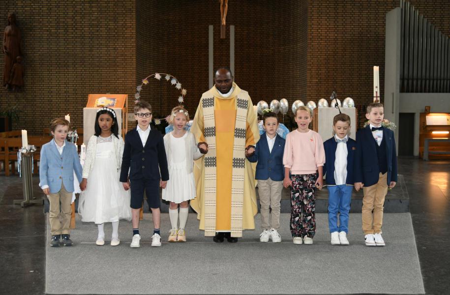 De eerste communicanten met priester Serge 