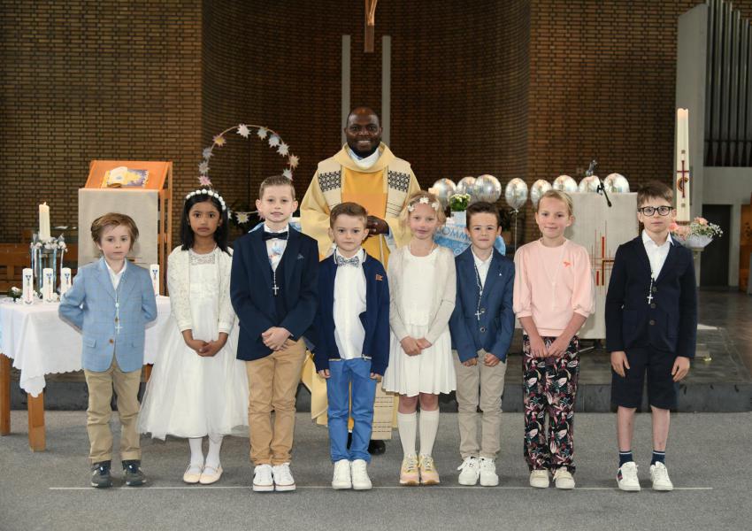 De eerste communicanten met priester Serge 