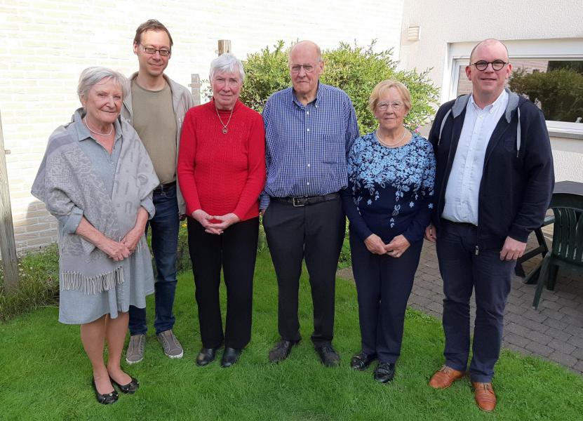 Het koorbestuur v.l.n.r.: Annemie Desloovere, Nico Ronsse, Annemie Herman, Willy Lapeire, Monique Gistelinck, Piet Kesteloot. 