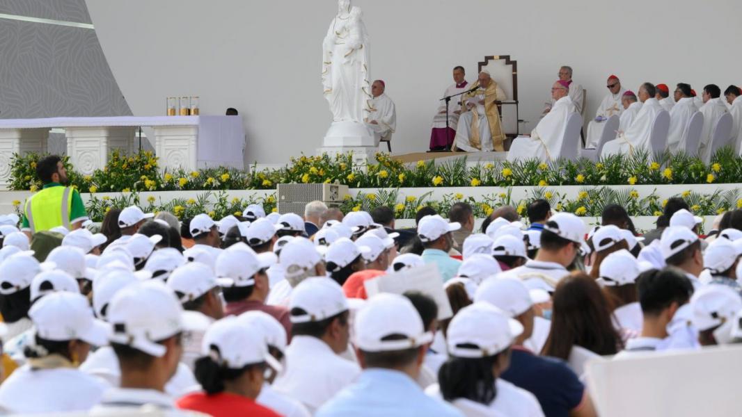 Paus Franciscus tijdens de eucharistieviering in het Nationale Stadion van Riffa in Bahrein © VaticanMedia