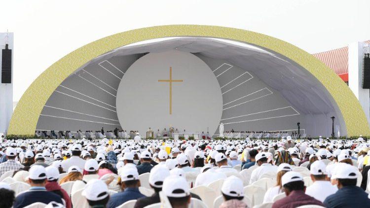 Paus Franciscus in de eucharistieviering in het Nationale Stadion in Raffi © VaticanMedia