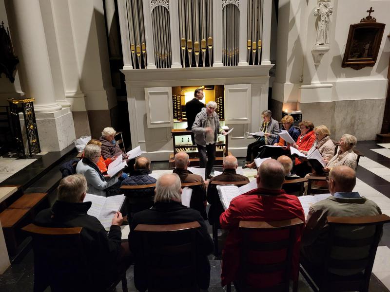 Het Sint-Salvatorkoor tijdens de repetitie 