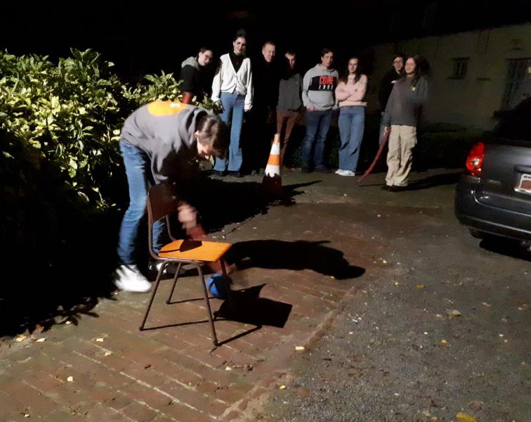 Een voetbal + een buis + wat stoelen = onze eigen interpretatie van cricket 