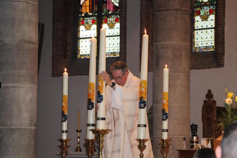 De nieuwe paaskaarsen worden bij het altaar geplaatst © Pastorale Eenheid O.L.V. Krekedal Kortemark