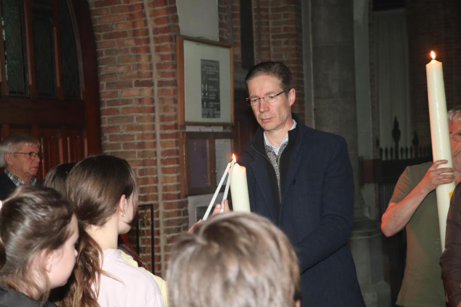De vormelingen ontsteken een kaars met het licht van de paaskaars. © Pastorale Eenheid O.L.V. Krekedal Kortemark
