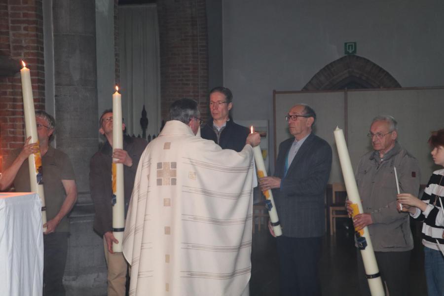 De paaskaarsen van onze 5 geloofsgemeenschappen worden ontstoken © Pastorale Eenheid O.L.V. Krekedal Kortemark