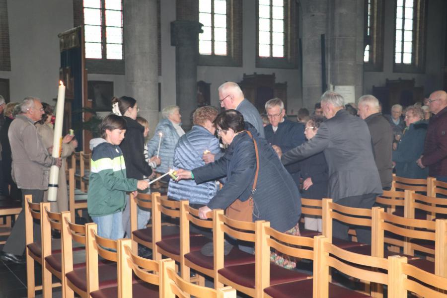Het licht wordt doorgegeven aan de mensen in de kerk © Pastorale Eenheid O.L.V. Krekedal Kortemark