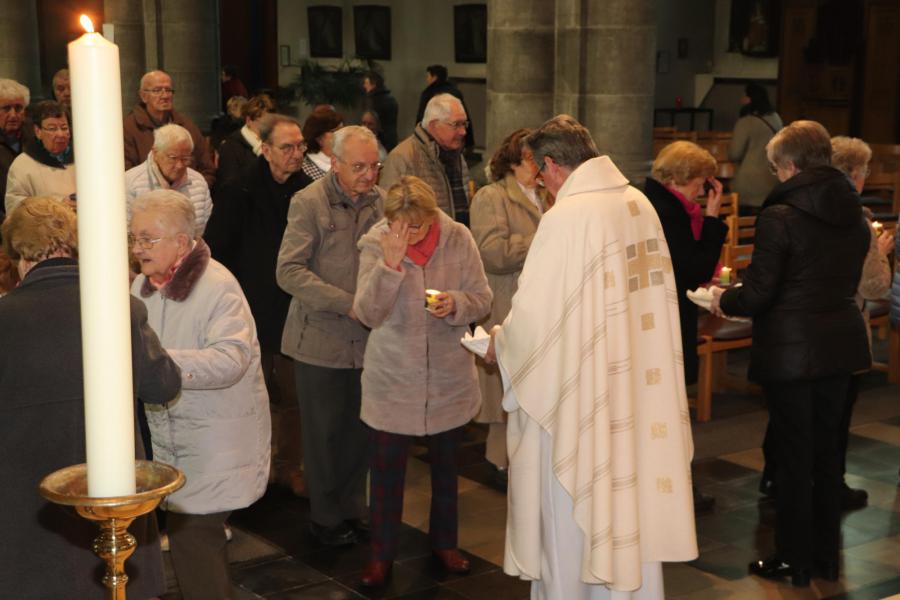 We tekenen ons met nieuw gewijd water © Pastorale Eenheid O.L.V. Krekedal Kortemark