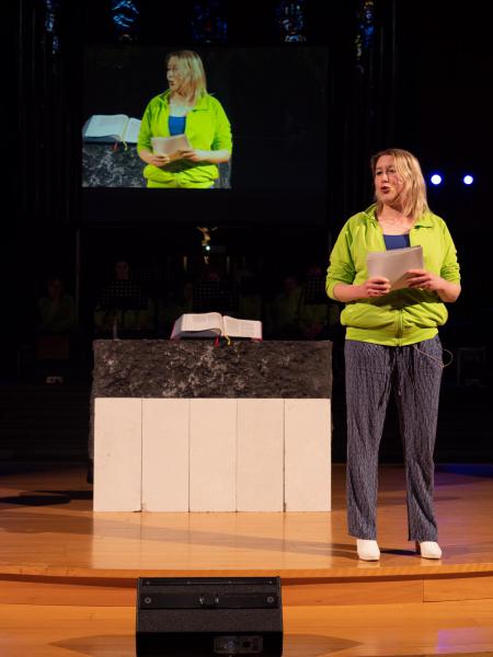 Presentatrice Liesbeth was goed zichtbaar met het scherm © Michiel Van Mulders