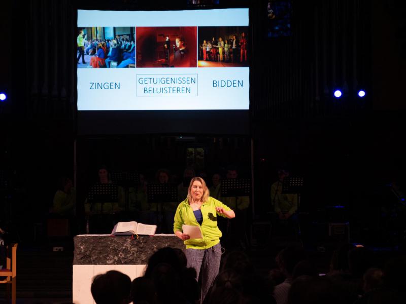 Het verloop van de avond: zingen - getuigenissen beluisteren - bidden © Michiel Van Mulders