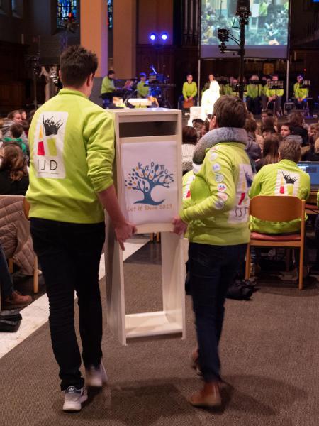 De witte brievenbus wordt naar voor gebracht © Michiel Van Mulders