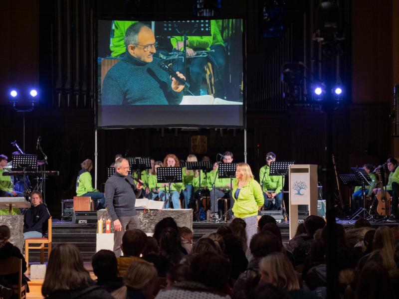 Deken Michel Roggeman vertelt de kandidaat-vormelingen wat de betekenis van het vormsel is © Michiel Van Mulders