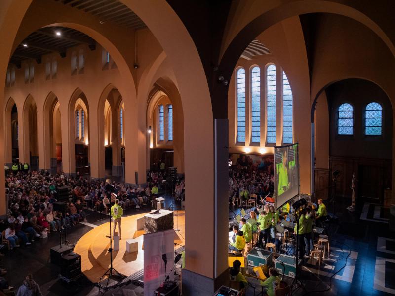 Bovenaanzicht van de goedgevulde kerk © Michiel Van Mulders