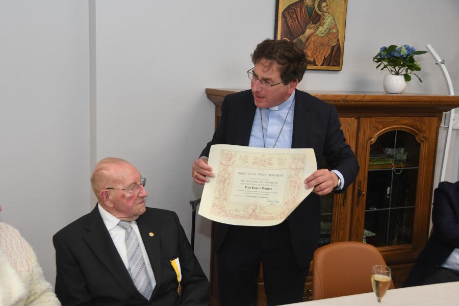 Kerkbaljuw Roger Verleden krijgt van bisschop Lode Aerts een pauselijke onderscheiding voor zijn 78 jaar dienst © Thierry Christiaens