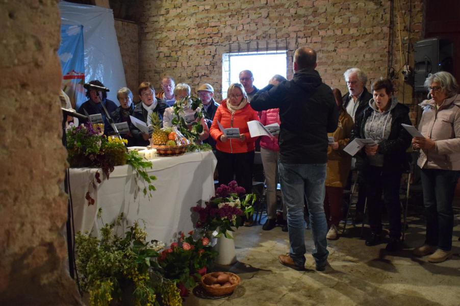 De viering wordt opgevrolijkt met mooie liederen © Marieke VanderSchaeghe