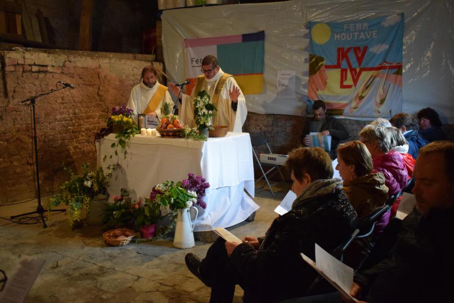 Priester Luc Vantyghem zegent de gaven, zoals bloemen, brood, wijn, een kaars, zaad en groenten en fruit van het land © Marieke VanderSchaeghe