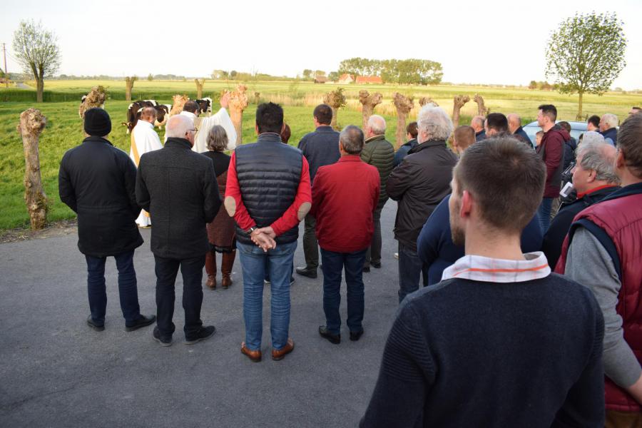 Priester Luc Vantyghem, bijgestaan door diaken Jozef Leterme, zegent de vruchten der aarde © Marieke VanderSchaeghe