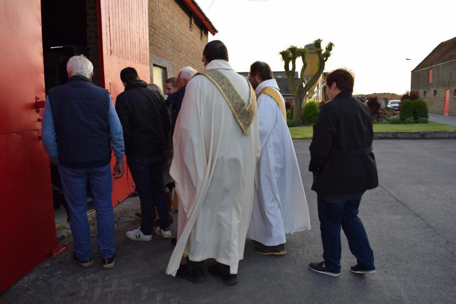 De viering 'Vruchten der aarde' vindt plaats in een proper en leeg gemaakte schuur © Marieke VanderSchaeghe