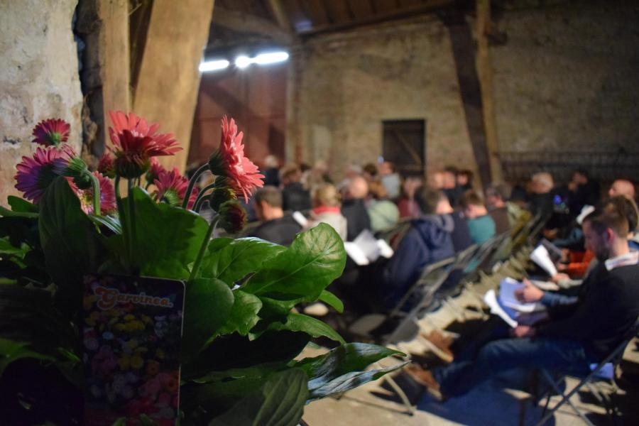 Bloemen zijn één van de gaven die naar voren worden gebracht © Marieke VanderSchaeghe