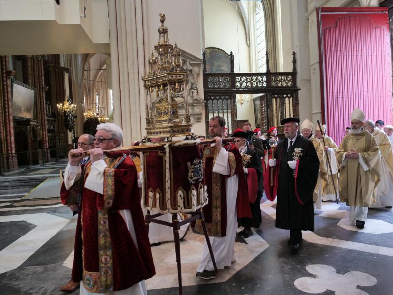 Het schrijn met de reliek komen binnen in de kathedraal © Wim Vervaeck