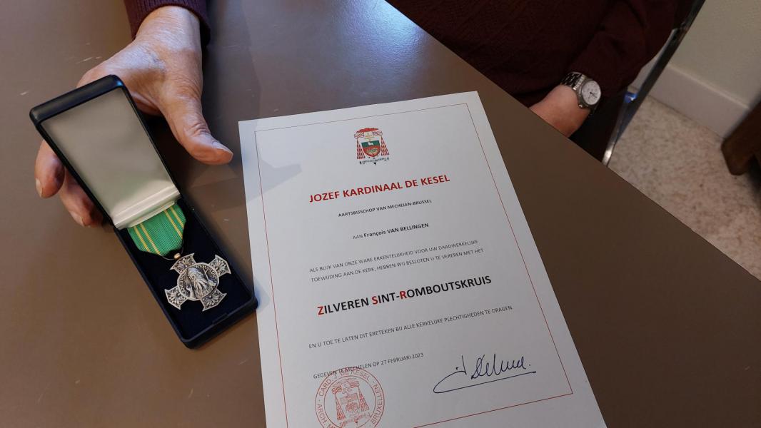 De oorkonde die bij het kruis hoort en uitgereikt werd door kardinaal De kesel 