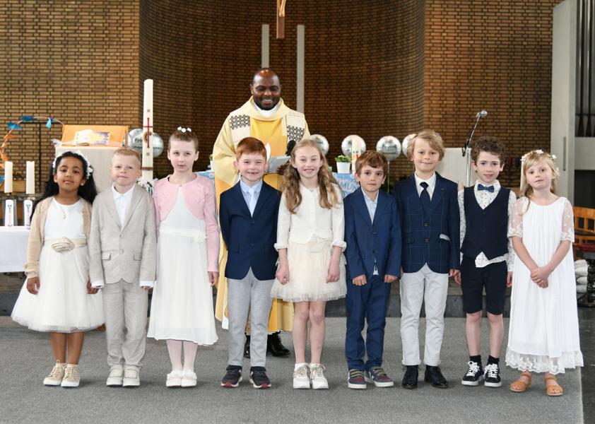 De kinderen van de Rozenkransschool deden hun eerste communie in de kerk van St.-Jan Vianney  © Marc Schollaert