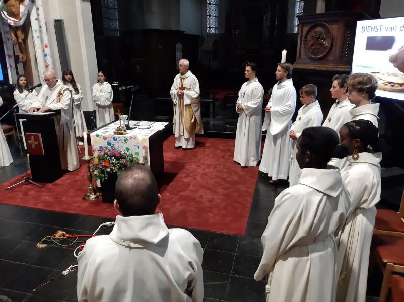 Misdienaars vieren samen in de Sint-Amanduskerk - 2023 © Mieke Fieux