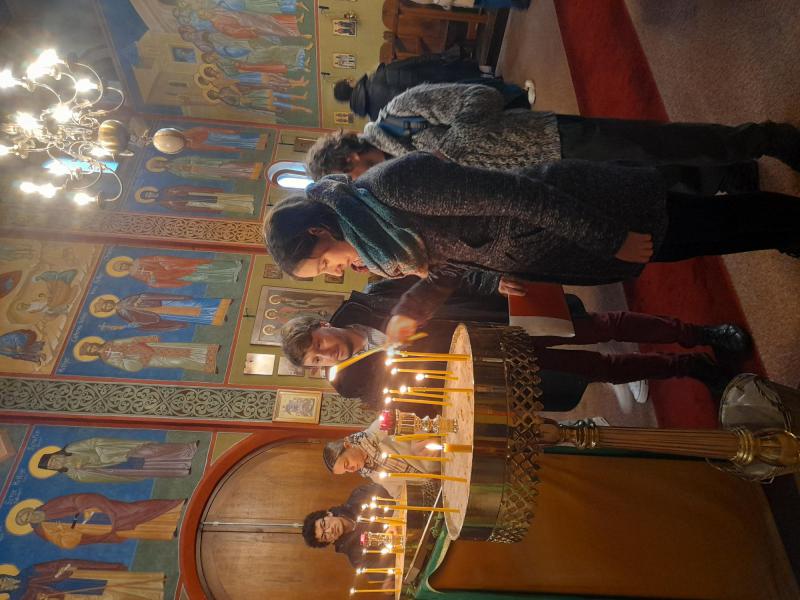 Hannah bij het bezoek aan de Orthodoxe kerk in Gent in januari 2024 © PM