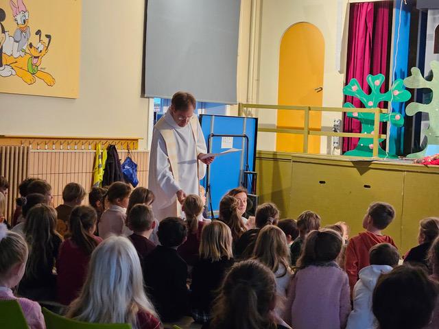 kerstviering met de leerlingen van de school De Horizon in Zwevezele 