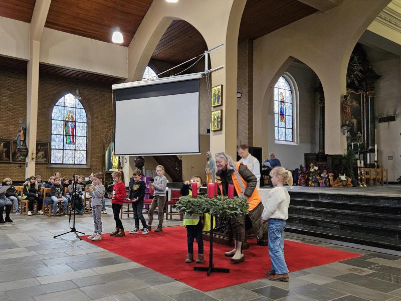 kerstviering met de leerlingen van de school De Regenboog in Zwevezele 