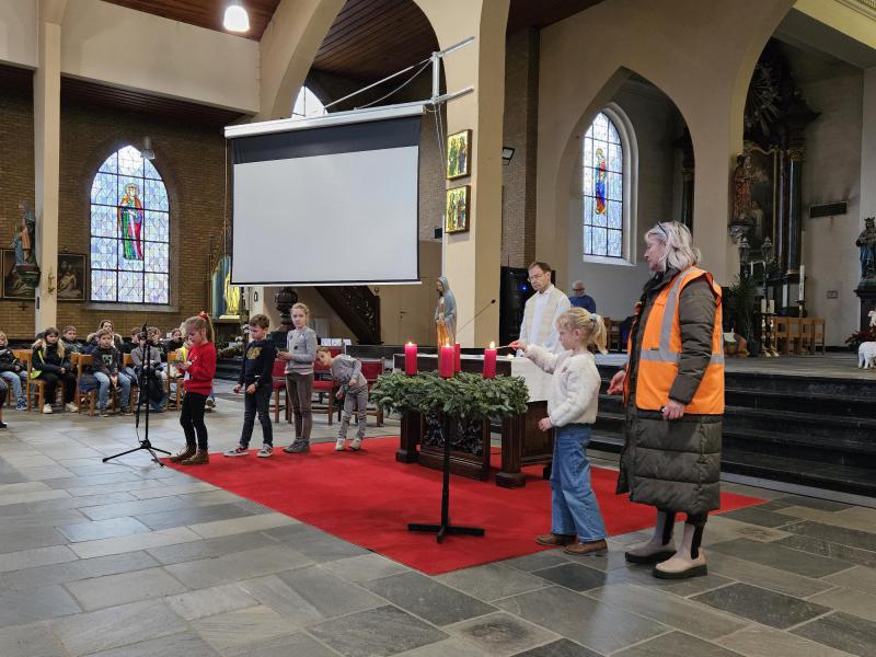 kerstviering met de leerlingen van de school De Regenboog in Zwevezele 