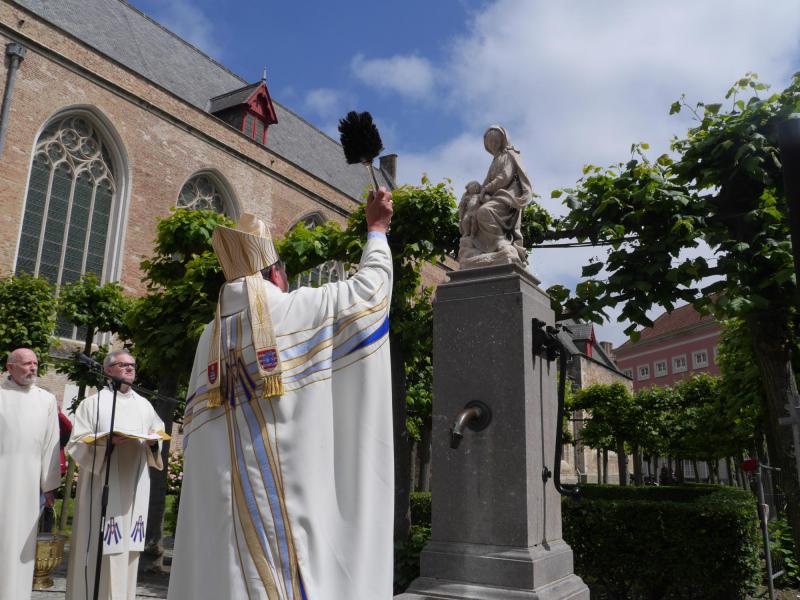 Bisschop Lode zegent het teruggeplaatste Mariabeeld © Brugge-Mariastad vzw