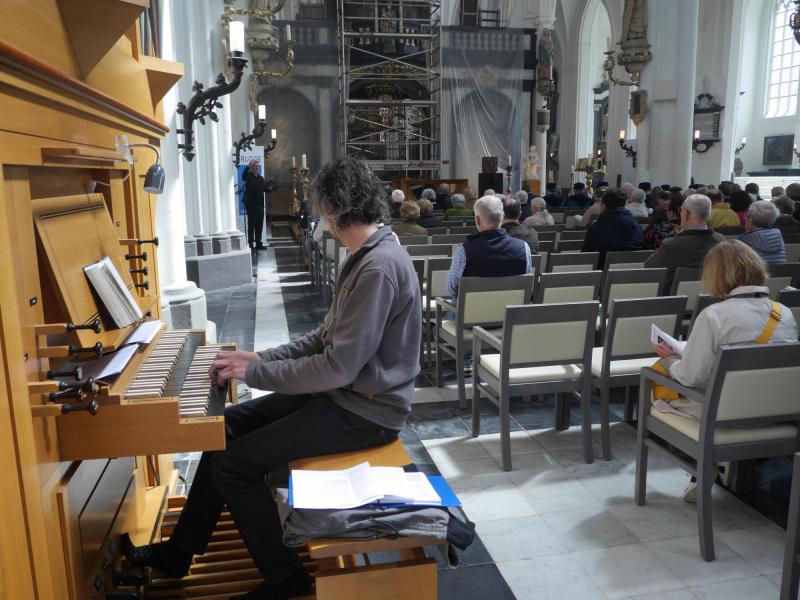 Organist François Callebaut begeleidde ook de samenzang © Brugge-Mariastad vzw