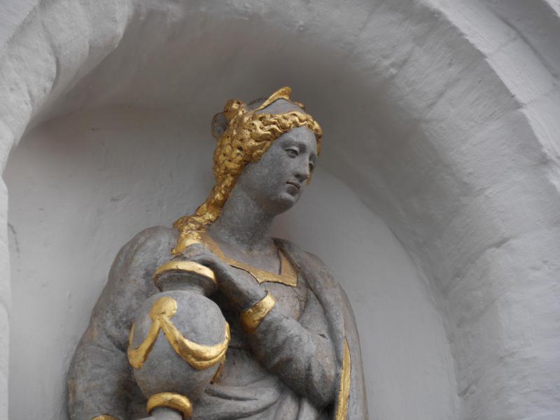 Bij de restauratie werd teruggekeerd naar de oorspronkelijke beschildering van het beeld © Brugge-Mariastad vzw