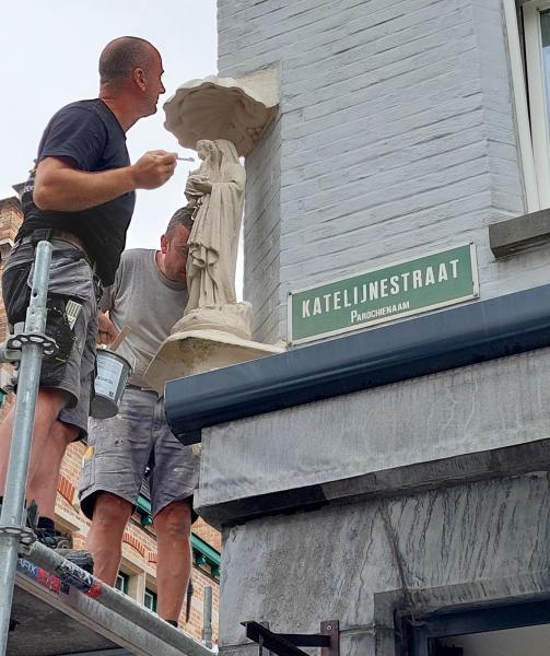 Bij het terugplaatsen van het beeld kreeg het baldakijn een reinigingsbeurt en werd de beschadigde sokkel bijgewerkt. © Brugge-Mariastad vzw