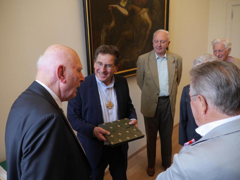 De bisschop werd met een passend geschenk bedacht. © Brugge-Mariastad vzw