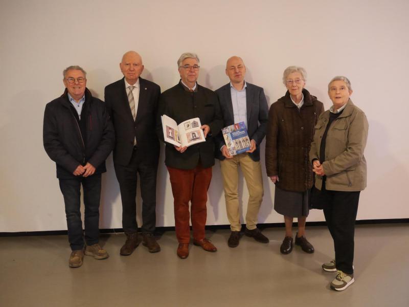  v.l.n.r.. Willy De Four (secretaris), Adelbert Denaux (voorzitter), auteur Benoit Kervyn, vormgever Wim De Four, zr Hadewych en Mieke De Jonghe (bestuursleden). © Brugge-Mariastad vzw
