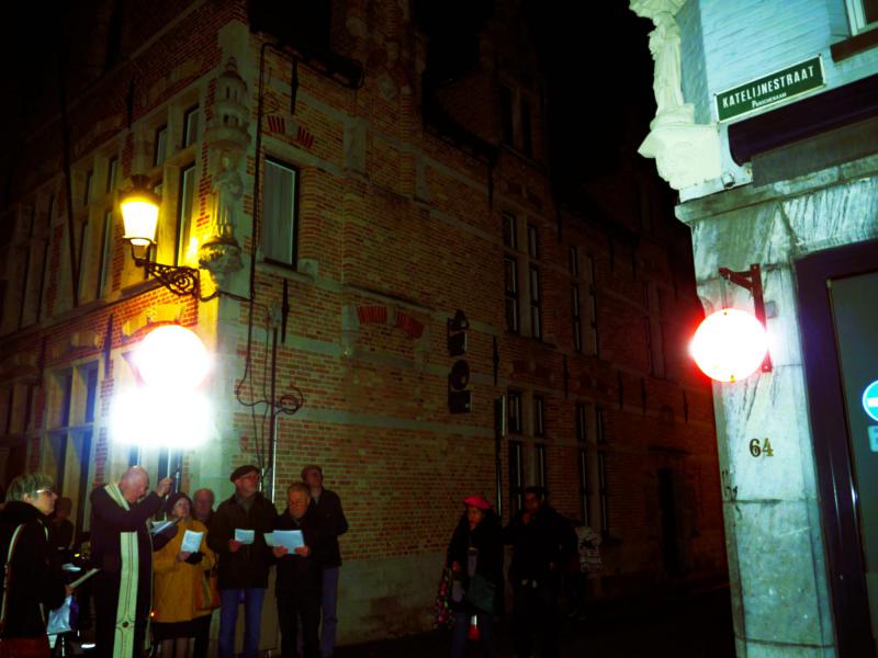 Kanunnik Adelbert Denaux zegende het beeld in. © Brugge-Mariastad vzw