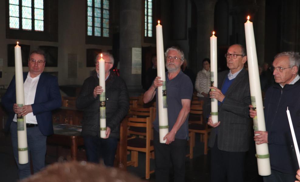 De 5 paaskaarsen zijn ontstoken © Pastorale Eenheid O.L.V. Krekedal Kortemark