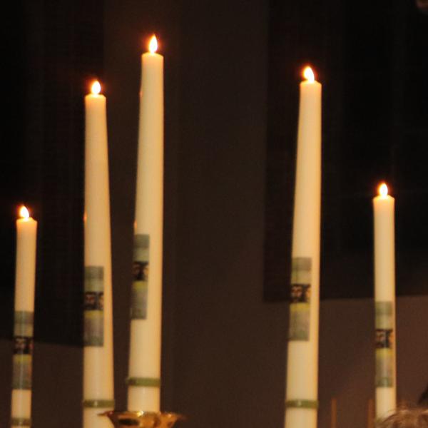 De nieuw gewijde paaskaarsen voor onze 5 geloofsgemeenschappen © Pastorale Eenheid O.L.V. Krekedal Kortemark
