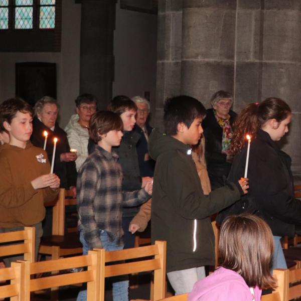 De vormelingen geven het paaslicht door © Pastorale Eenheid O.L.V. Krekedal Kortemark