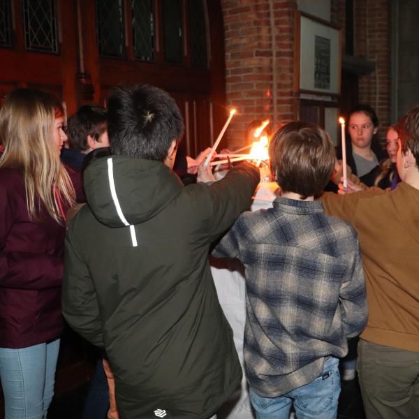 De vormelingen nemen licht © Pastorale Eenheid O.L.V. Krekedal Kortemark