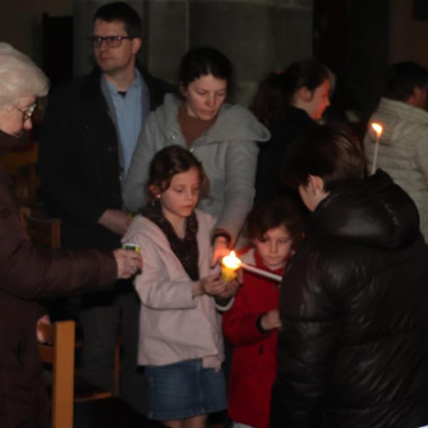 De vormelingen geven het paaslicht door © Pastorale Eenheid O.L.V. Krekedal Kortemark