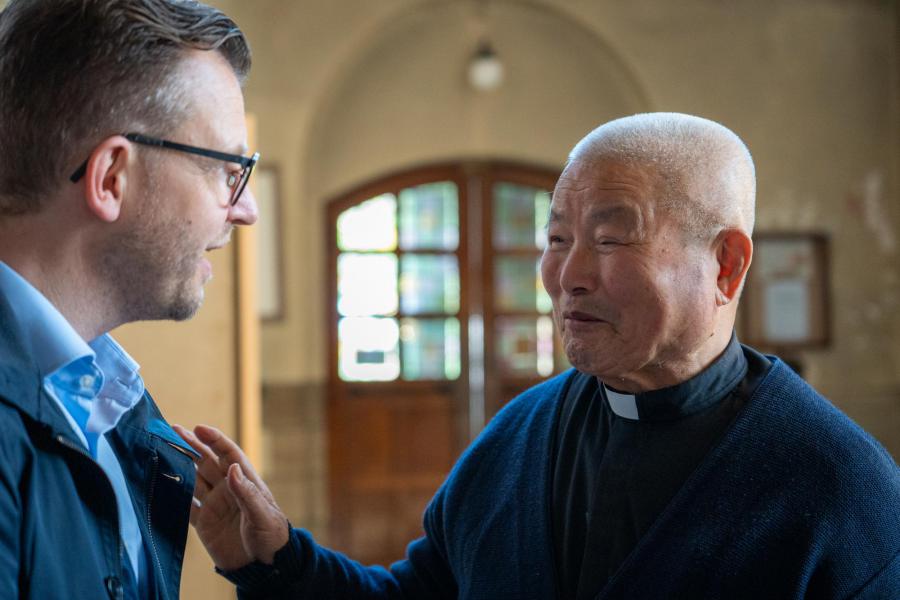 Père Kim El Joong met pastoor Bart © Studiokto