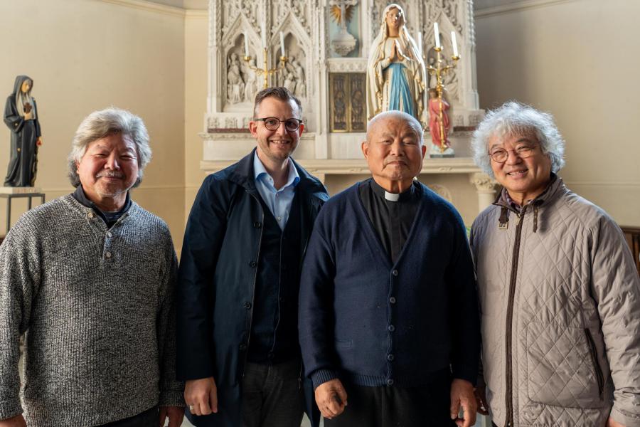 v.l.n.r. Thomas, pastoor Bart, père Kim, Jean © Studiokto