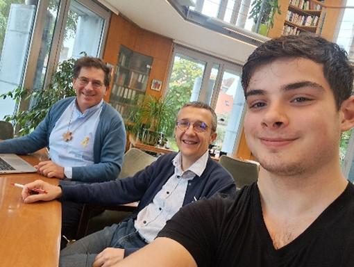 Nathan bij de bisschop en Wim 