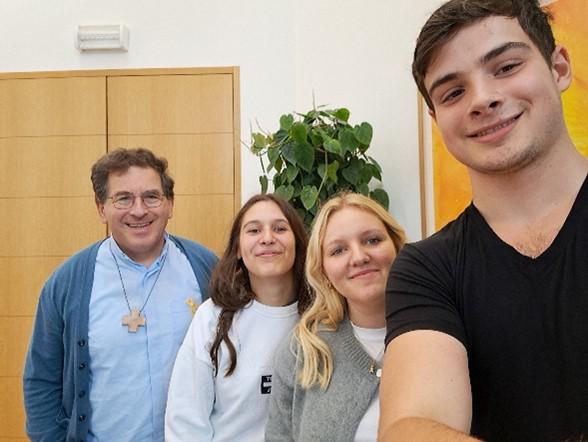 Nathan met de leerlingen van Howest 